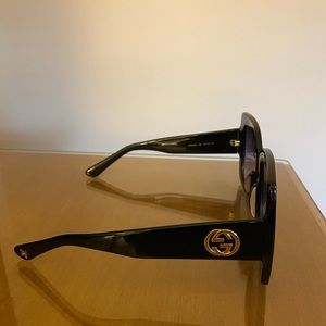 Gucci Sunglasses Authentic - Women. Large square frames.